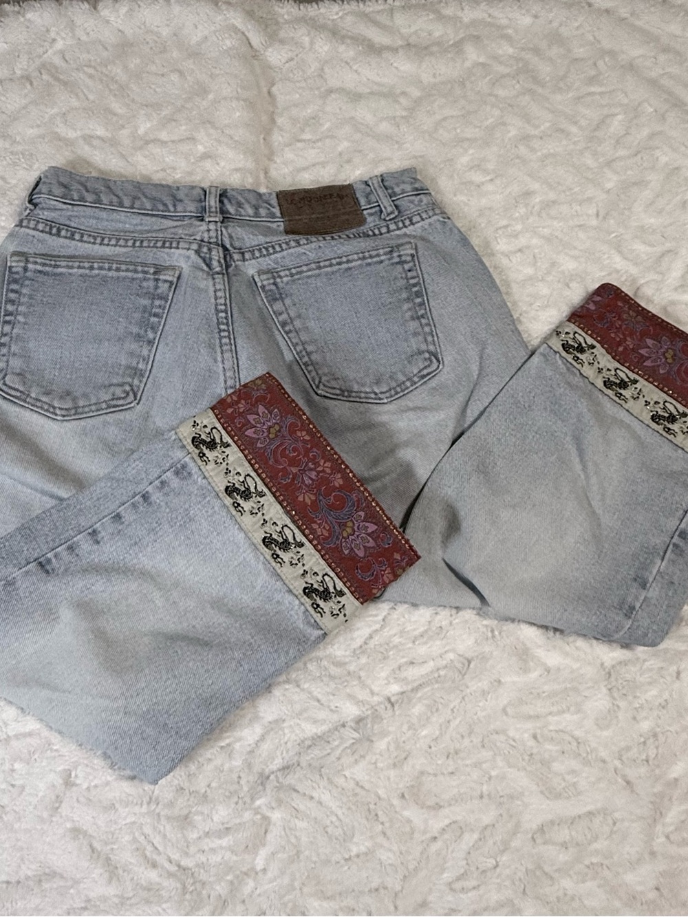 LONDONJEAN Light Blue Cropped Jeans with Patterned Hem - Gently Used -Size 8 - Picture 11 of 12